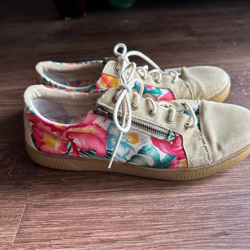 Floral Shoes with Beige Accents